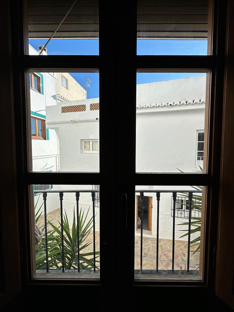 Spacious house with project for sale in the old town of Salobrena