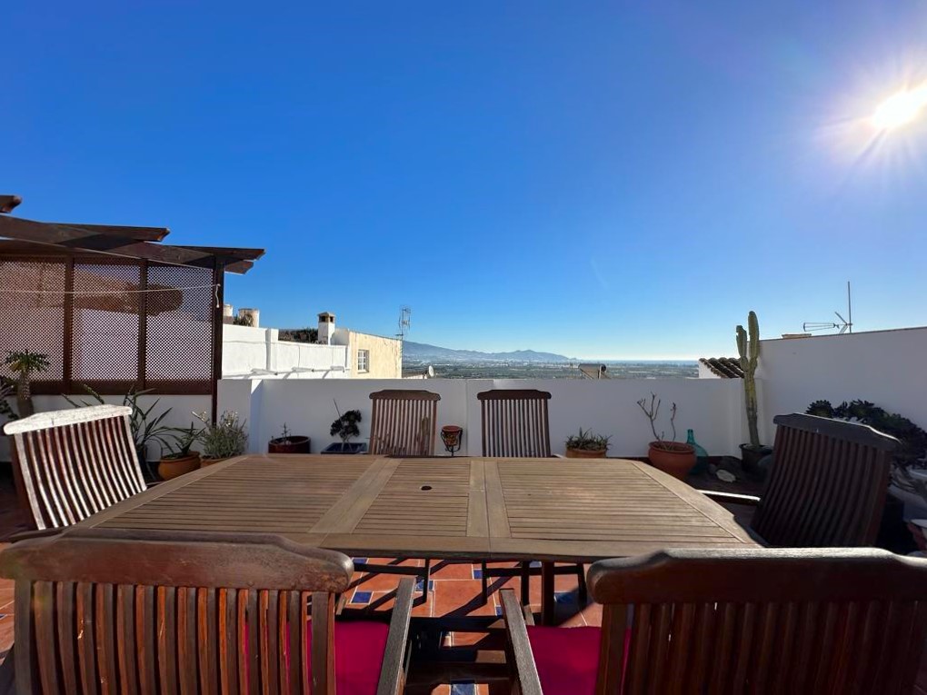 Spacious house with project for sale in the old town of Salobrena