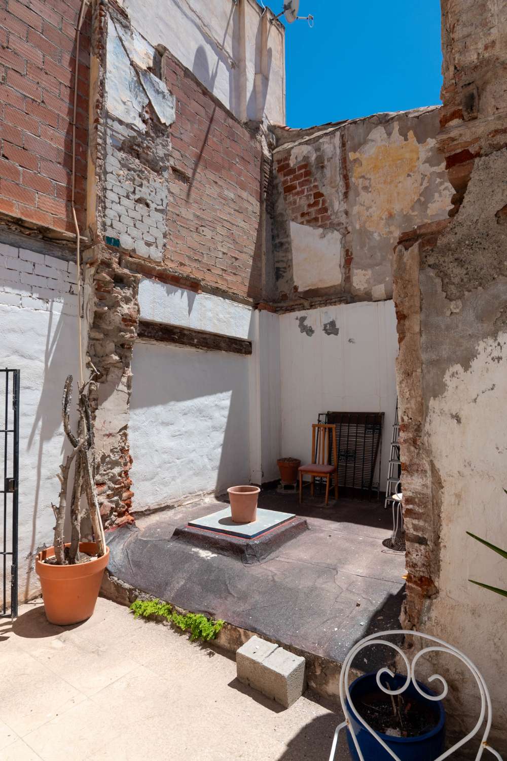 Maison spacieuse avec projet à vendre dans la vieille ville de Salobrena.