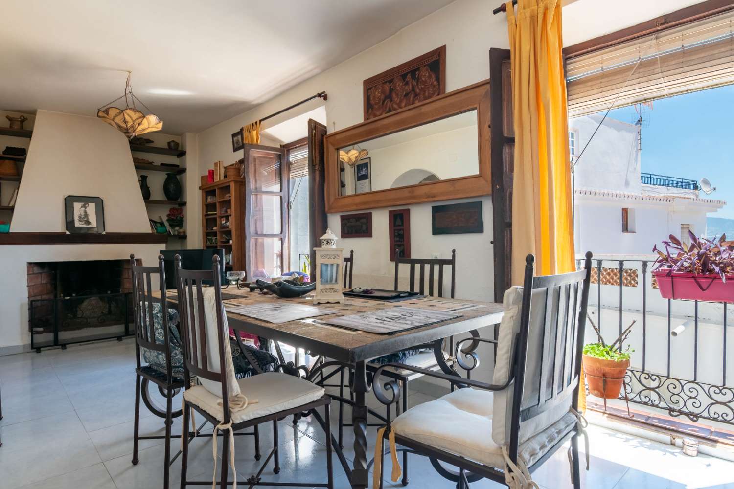 Maison spacieuse avec projet à vendre dans la vieille ville de Salobrena.