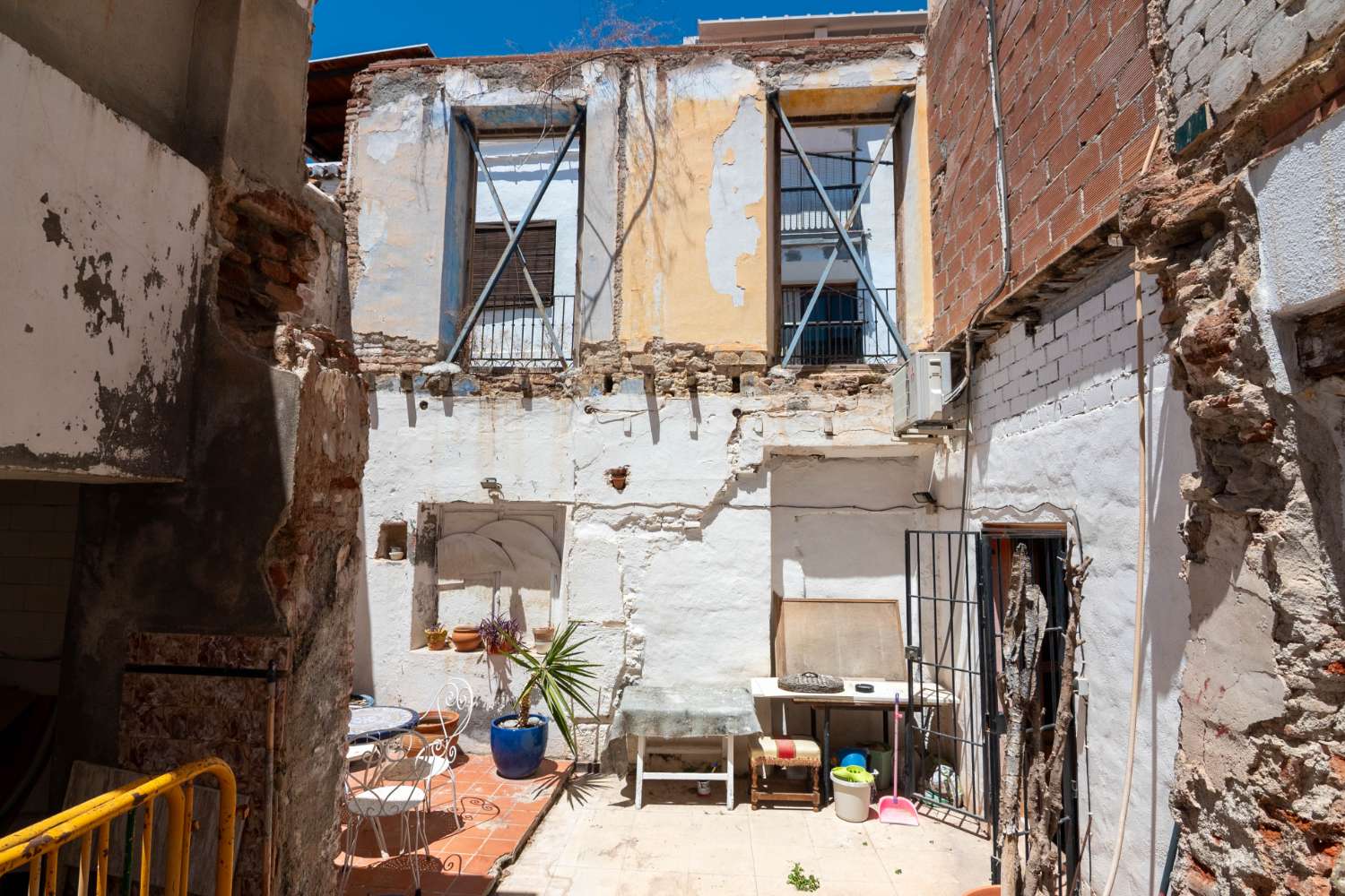 Maison spacieuse avec projet à vendre dans la vieille ville de Salobrena.