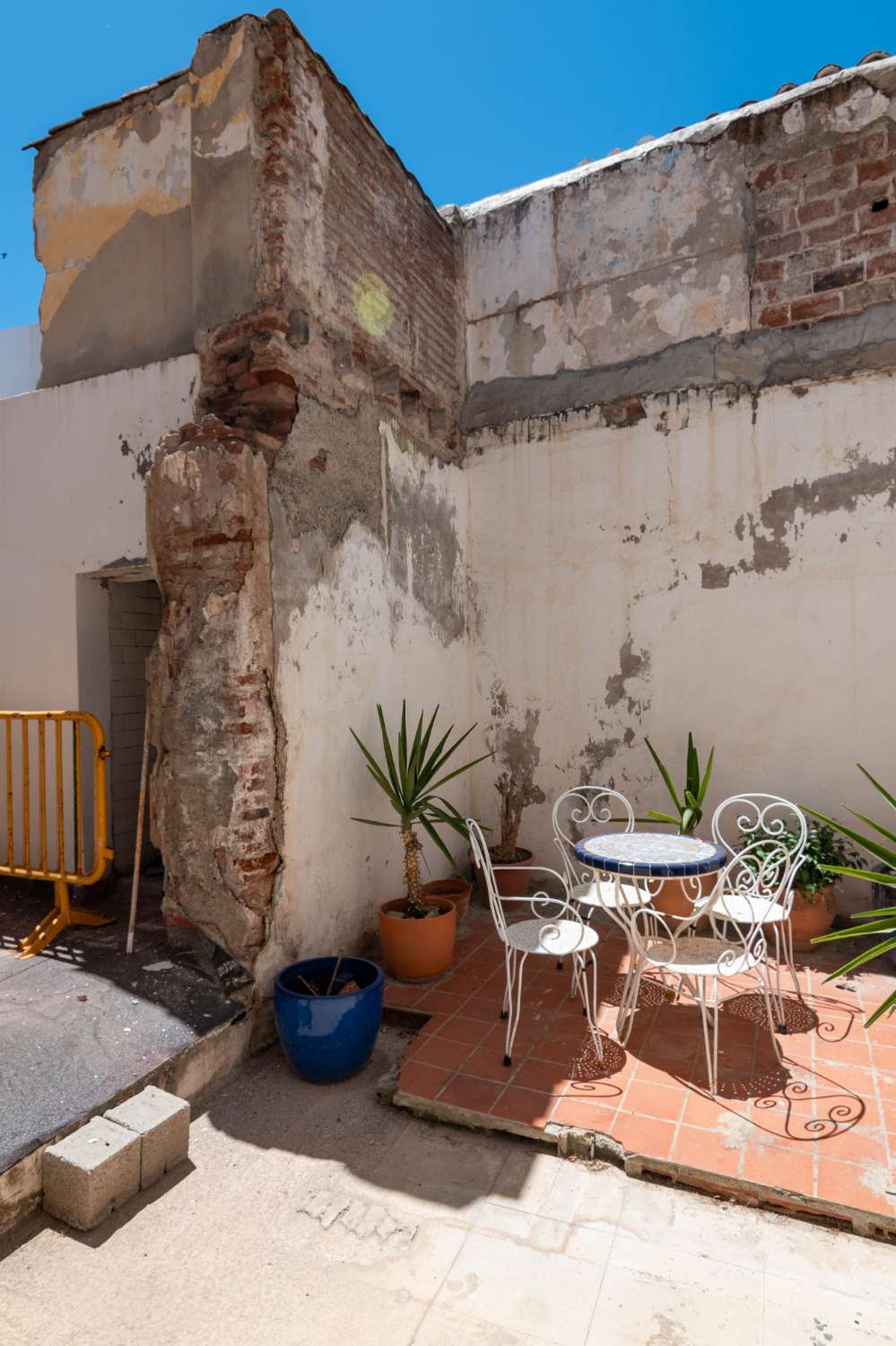 Maison spacieuse avec projet à vendre dans la vieille ville de Salobrena.