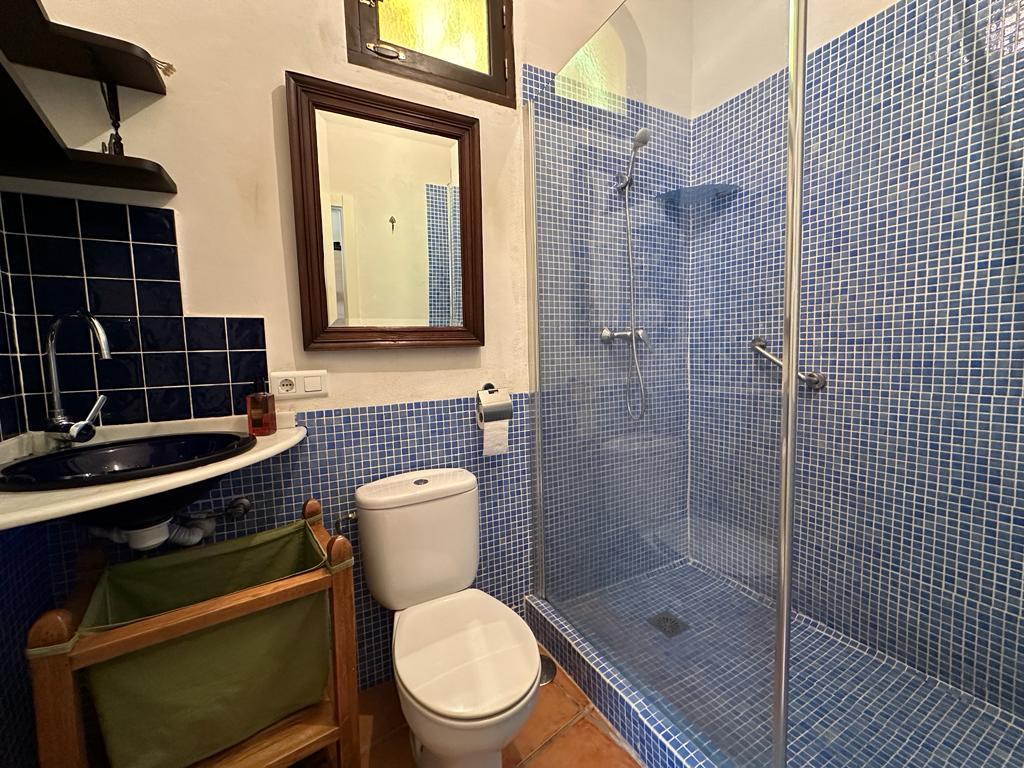 Spacious house with project for sale in the old town of Salobrena