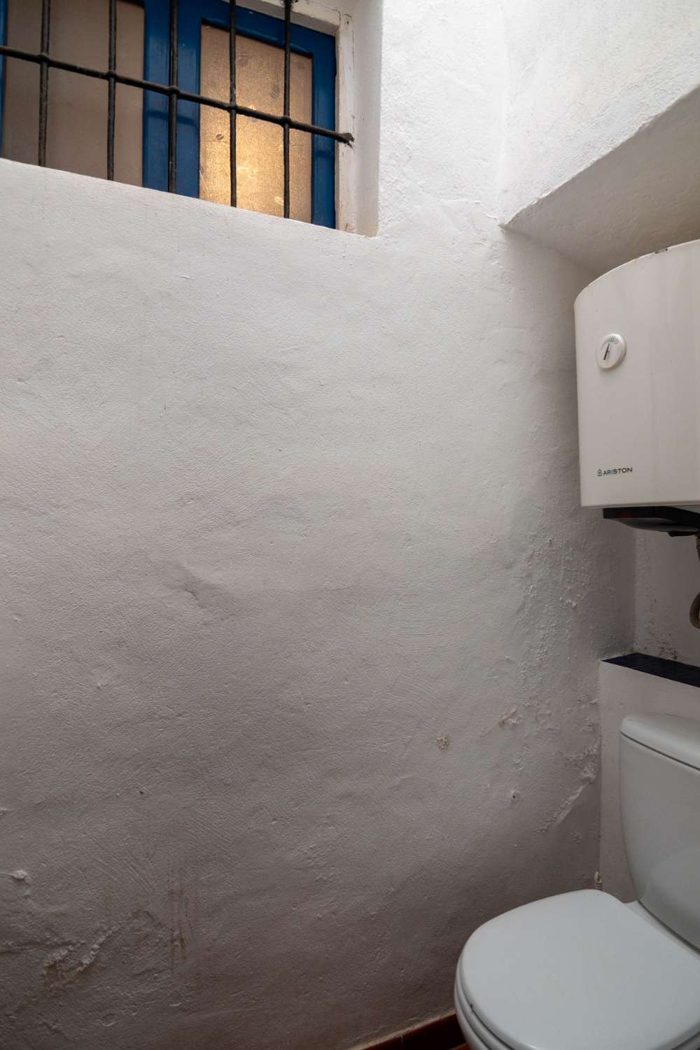 Maison spacieuse avec projet à vendre dans la vieille ville de Salobrena.