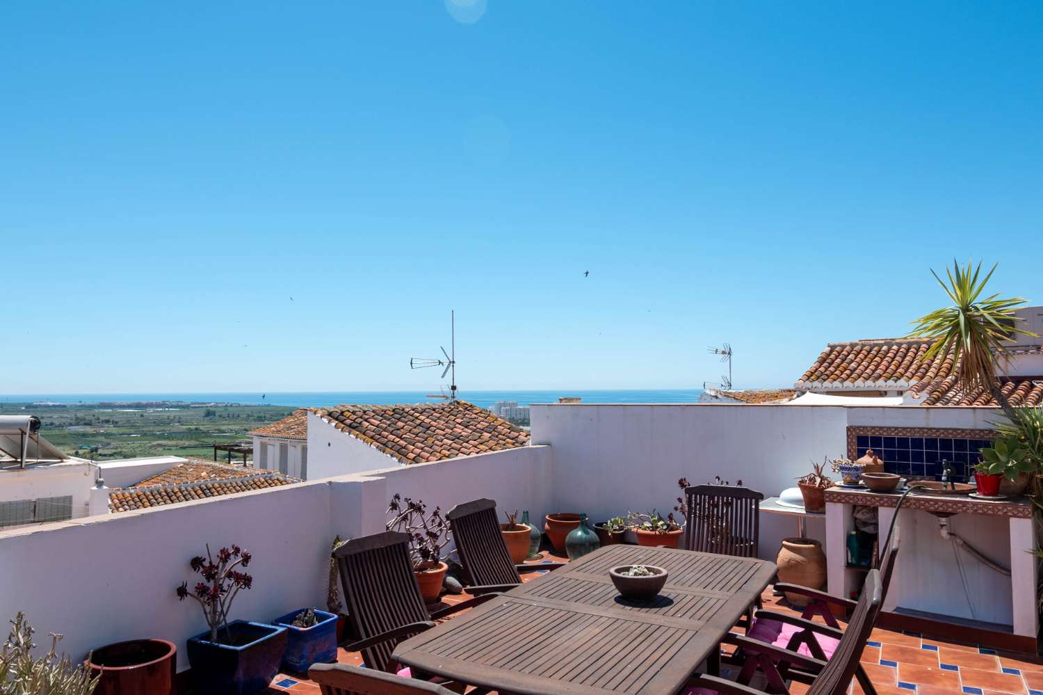 Maison spacieuse avec projet à vendre dans la vieille ville de Salobrena.
