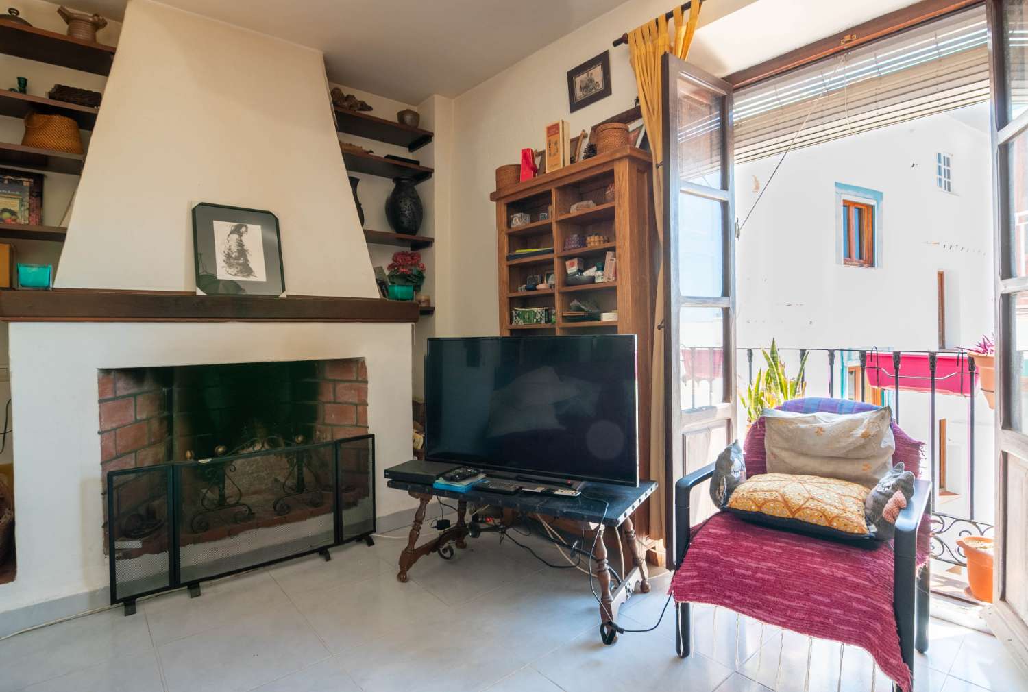 Maison spacieuse avec projet à vendre dans la vieille ville de Salobrena.
