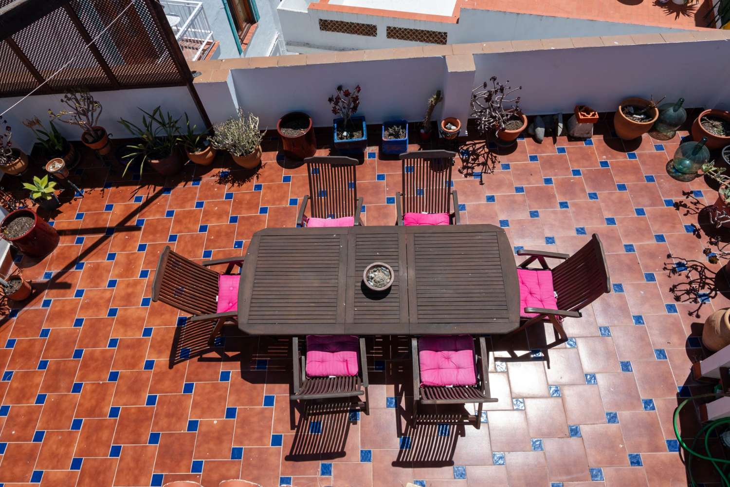 Maison spacieuse avec projet à vendre dans la vieille ville de Salobrena.