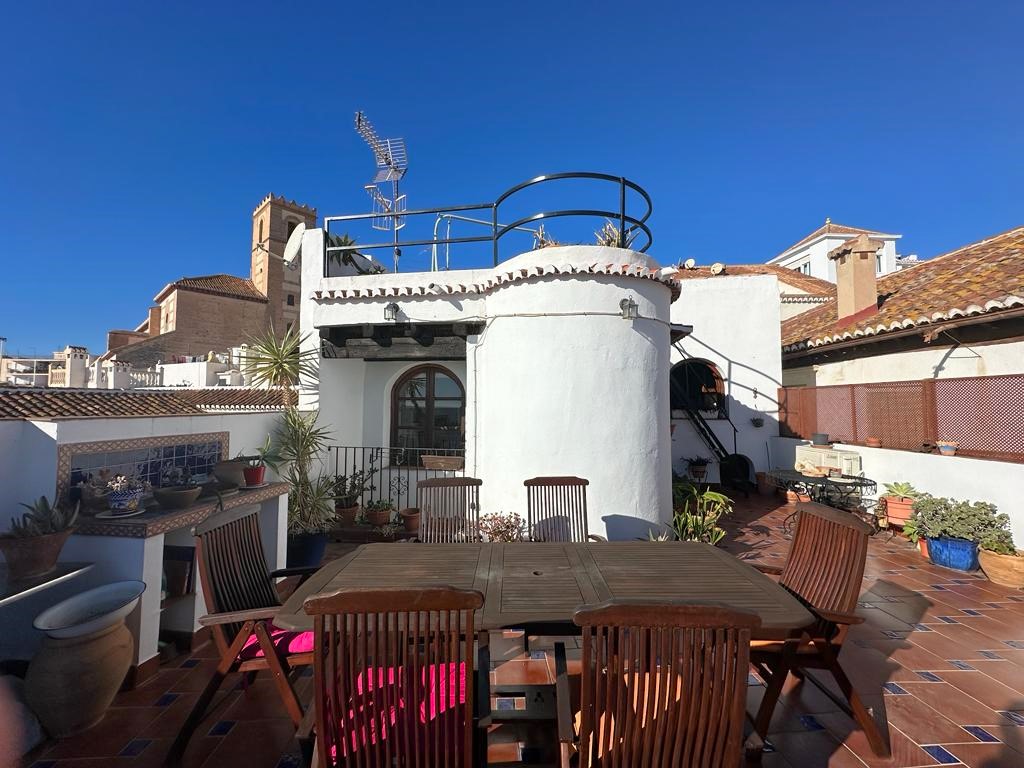 Spacious house with project for sale in the old town of Salobrena