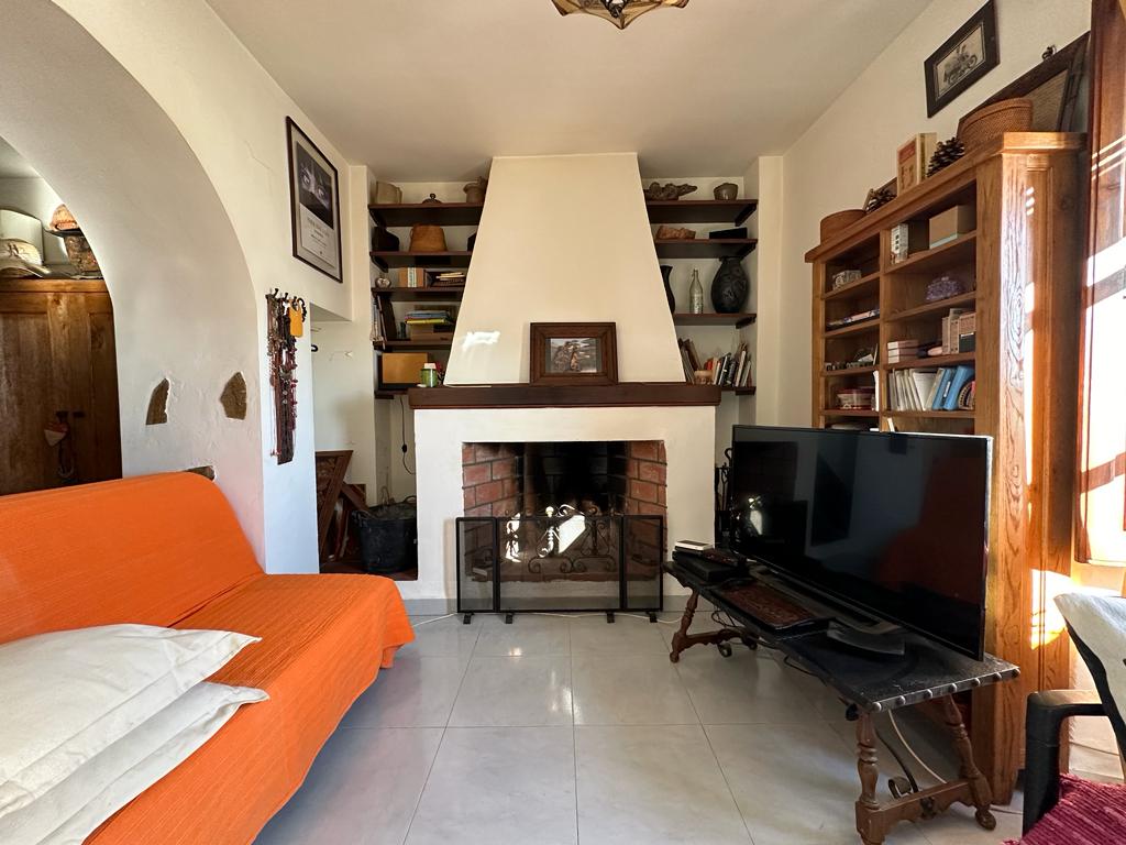 Spacious house with project for sale in the old town of Salobrena