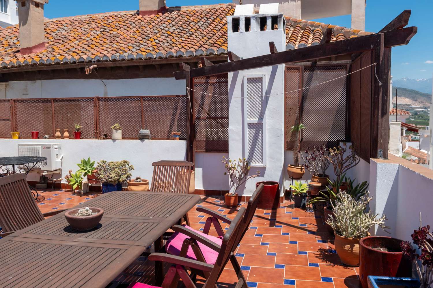 Maison spacieuse avec projet à vendre dans la vieille ville de Salobrena.