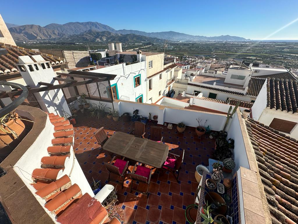 Spacious house with project for sale in the old town of Salobrena