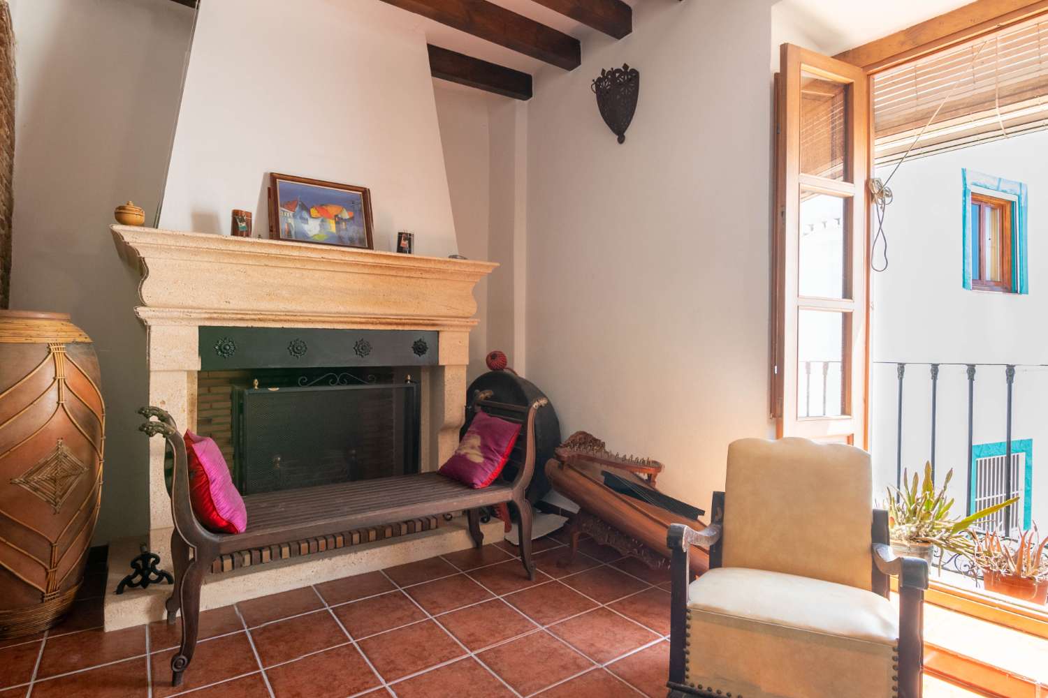 Maison spacieuse avec projet à vendre dans la vieille ville de Salobrena.
