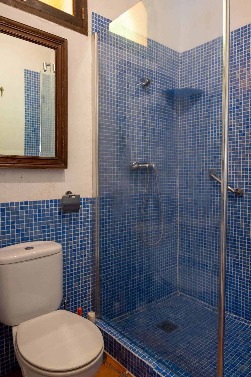Maison spacieuse avec projet à vendre dans la vieille ville de Salobrena.