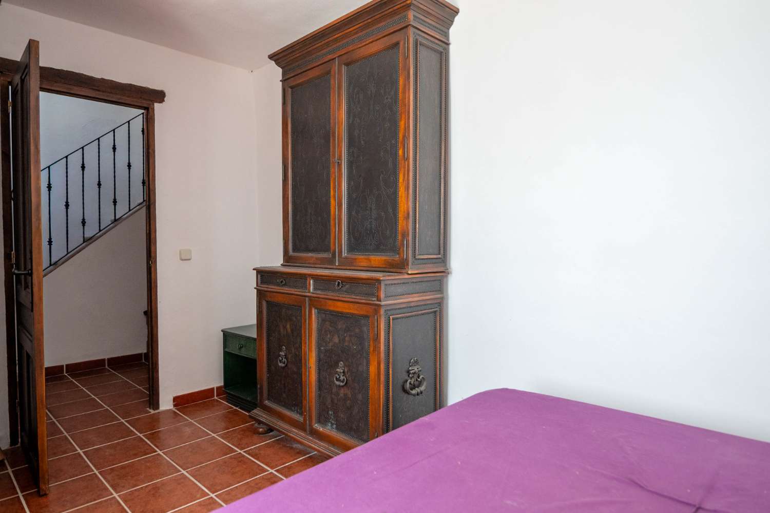 Maison spacieuse avec projet à vendre dans la vieille ville de Salobrena.