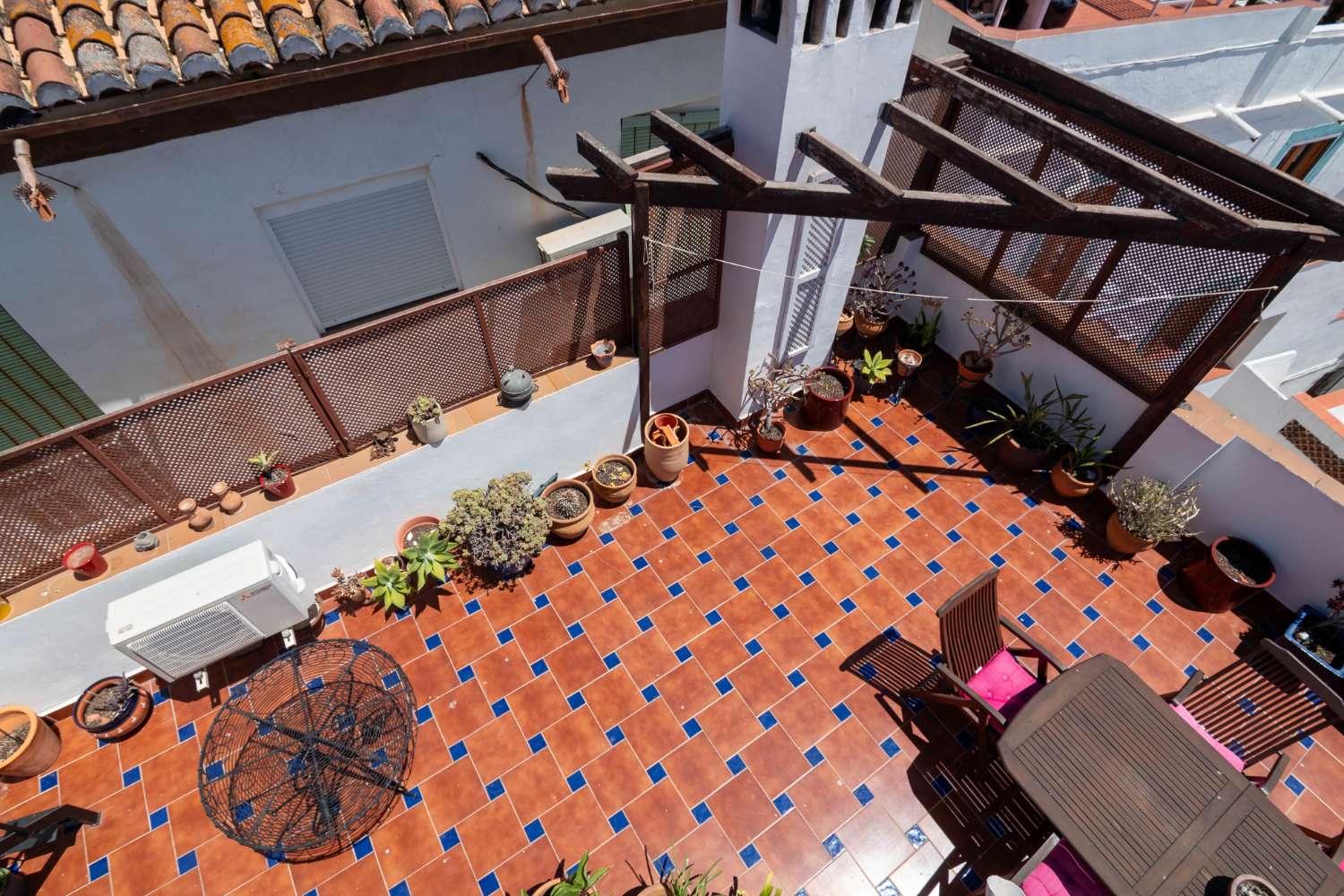 Maison spacieuse avec projet à vendre dans la vieille ville de Salobrena.
