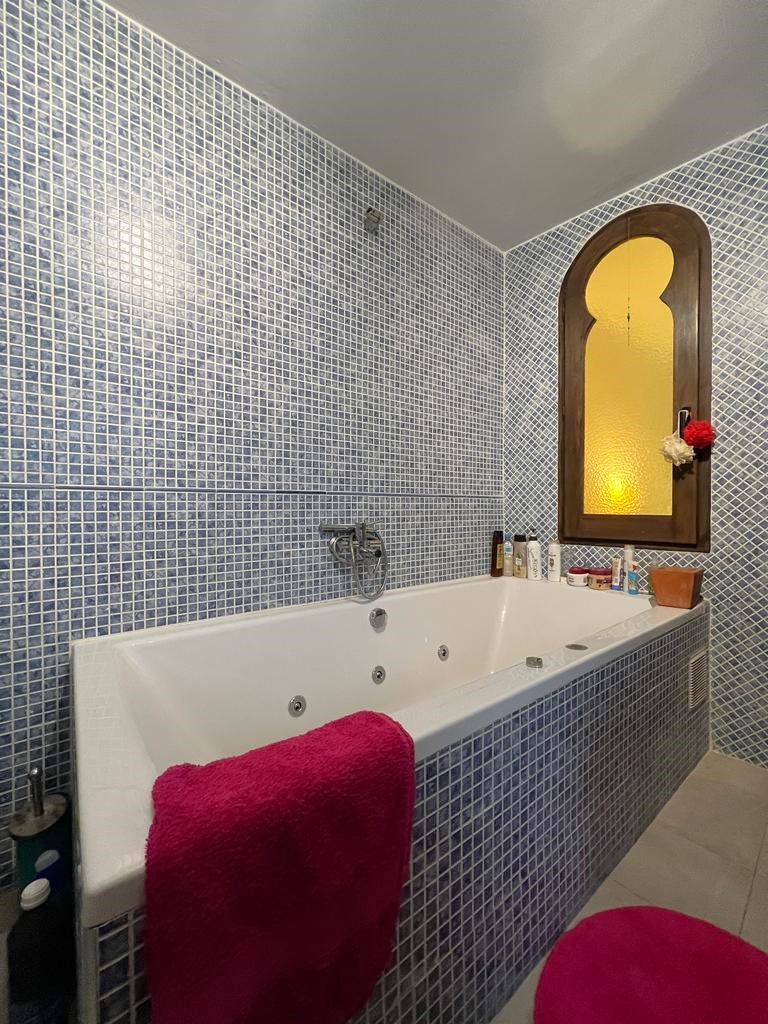 Spacious house with project for sale in the old town of Salobrena