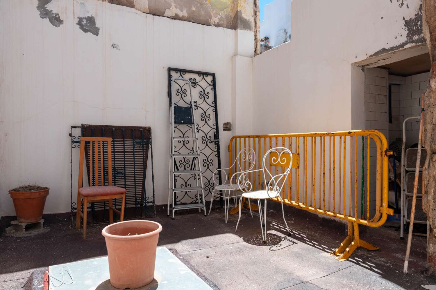 Maison spacieuse avec projet à vendre dans la vieille ville de Salobrena.