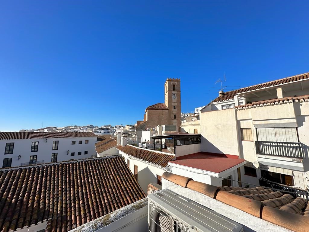 Spacious house with project for sale in the old town of Salobrena