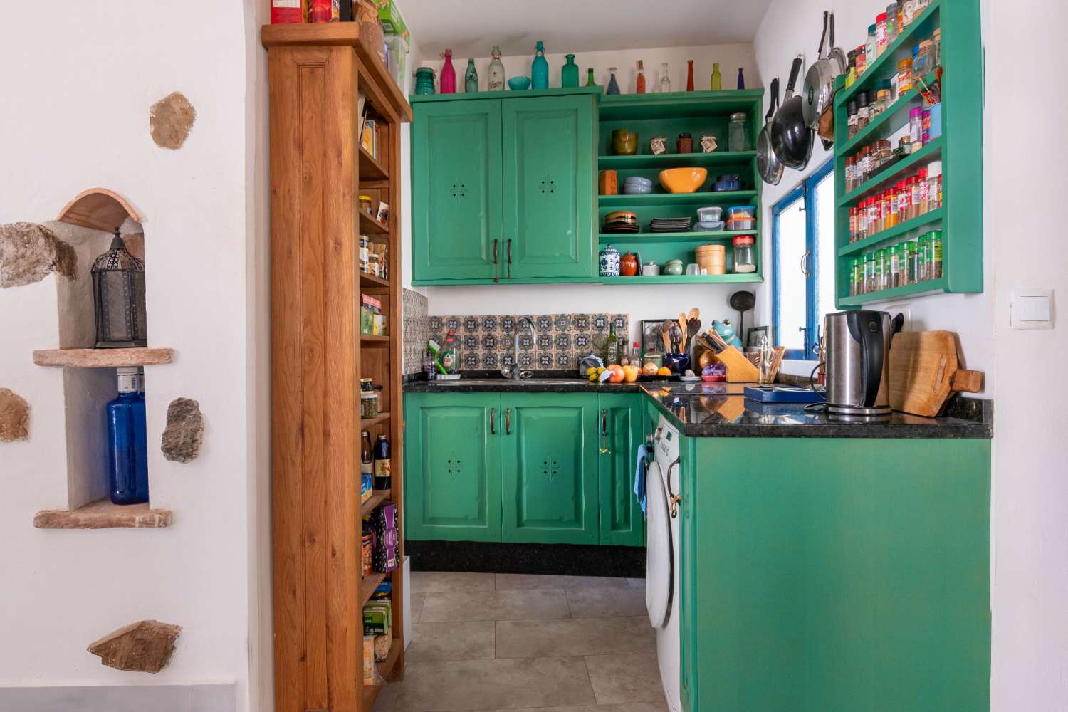 Maison spacieuse avec projet à vendre dans la vieille ville de Salobrena.