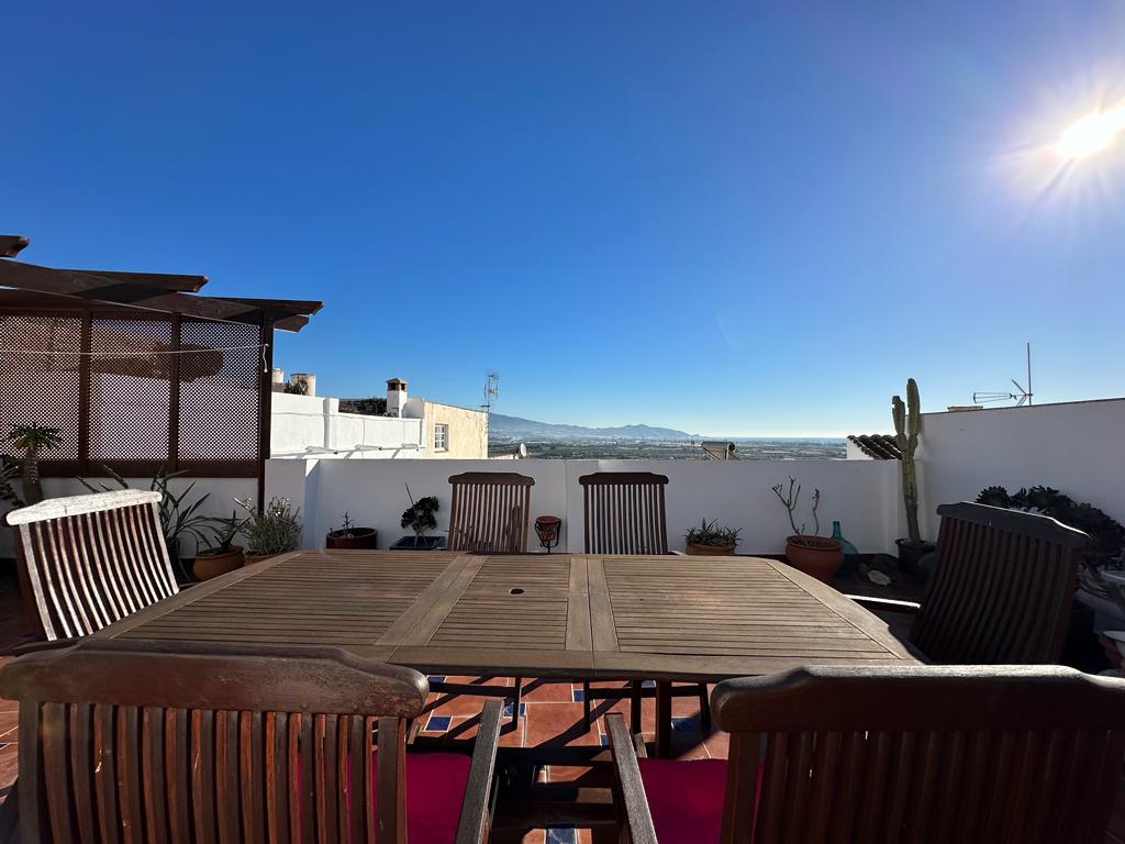Spacious house with project for sale in the old town of Salobrena