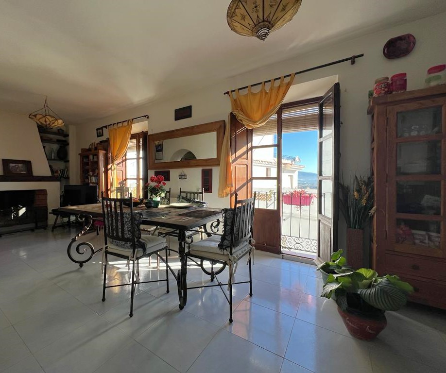 Spacious house with project for sale in the old town of Salobrena