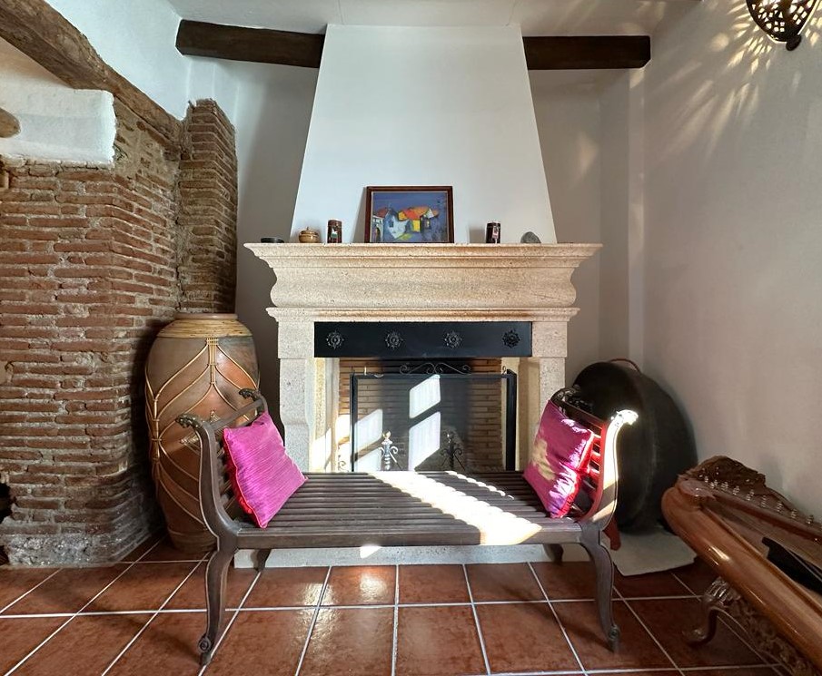 Spacious house with project for sale in the old town of Salobrena
