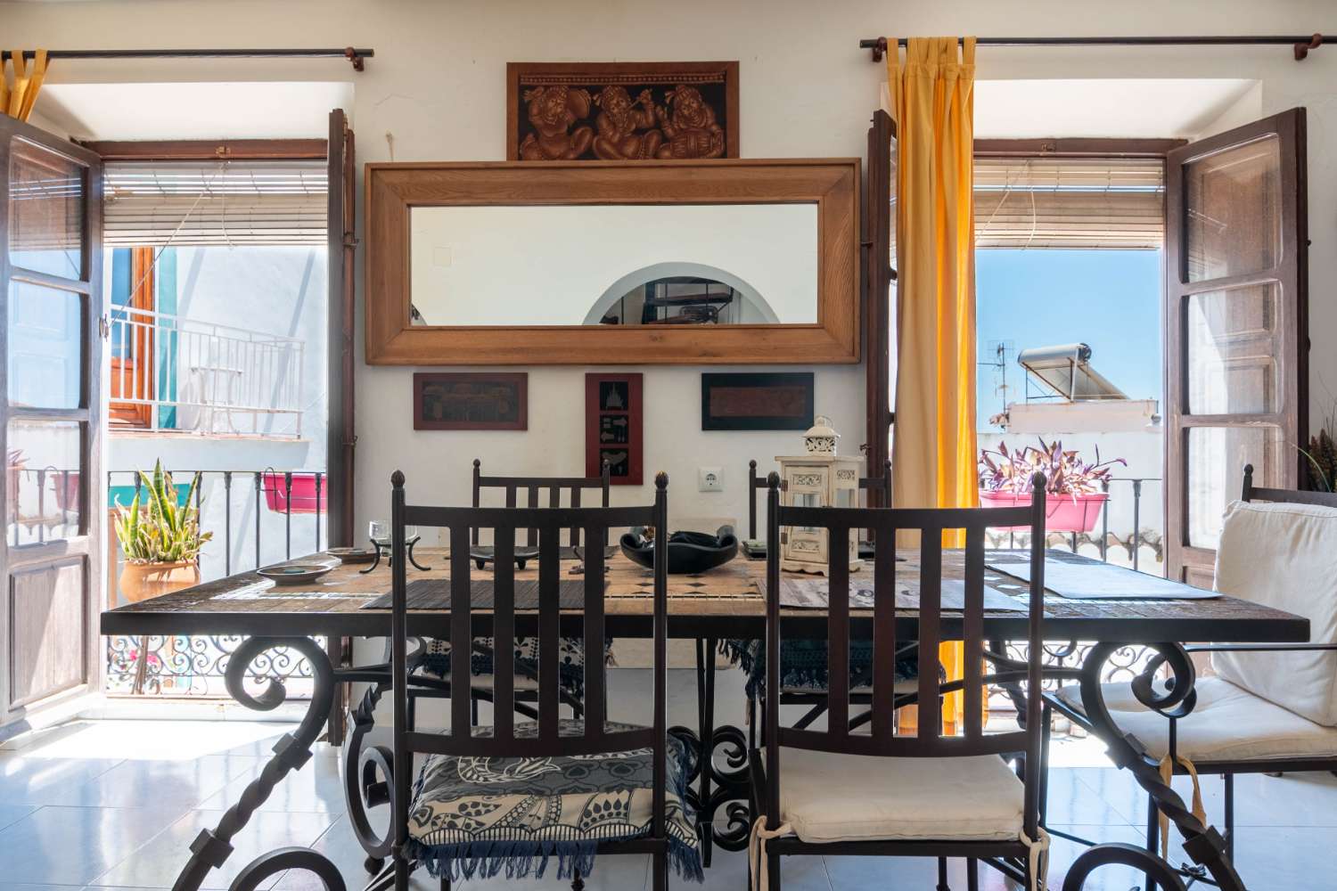 Maison spacieuse avec projet à vendre dans la vieille ville de Salobrena.