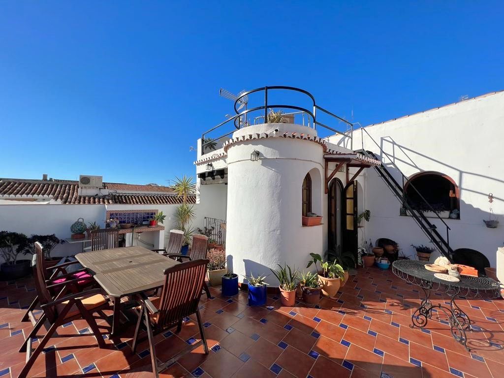 Spacious house with project for sale in the old town of Salobrena