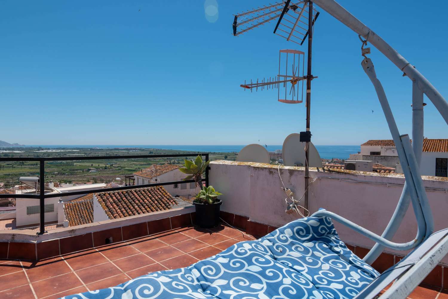Maison spacieuse avec projet à vendre dans la vieille ville de Salobrena.