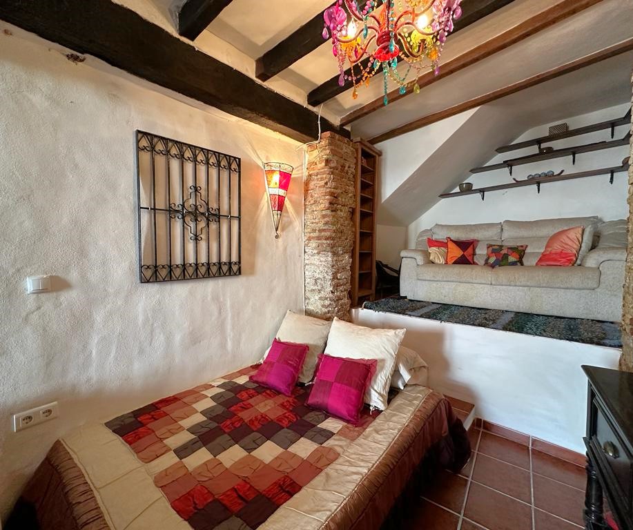 Spacious house with project for sale in the old town of Salobrena