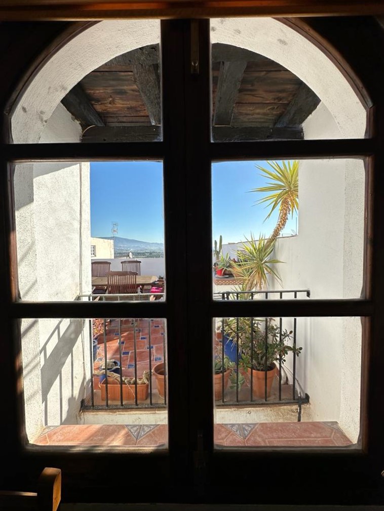 Spacious house with project for sale in the old town of Salobrena