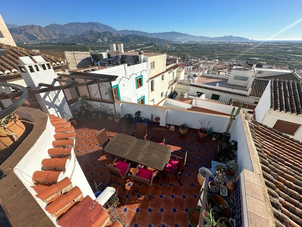 Spacious house with project for sale in the old town of Salobrena