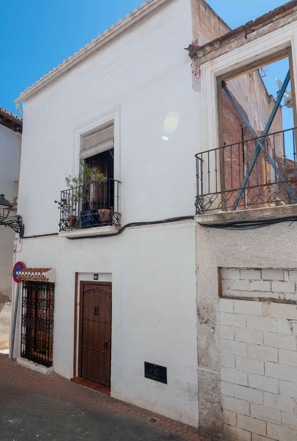 Maison spacieuse avec projet à vendre dans la vieille ville de Salobrena.