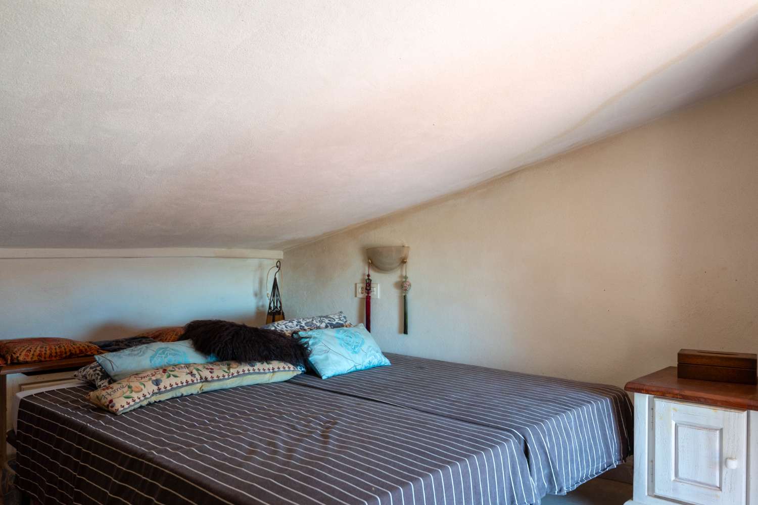 Maison spacieuse avec projet à vendre dans la vieille ville de Salobrena.
