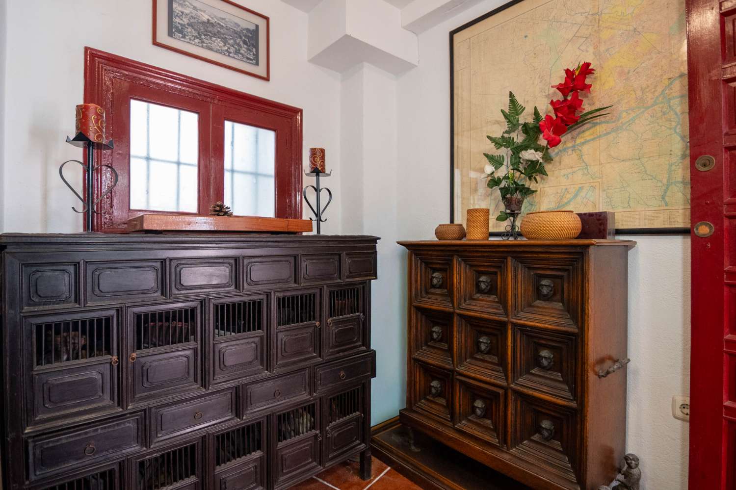 Maison spacieuse avec projet à vendre dans la vieille ville de Salobrena.