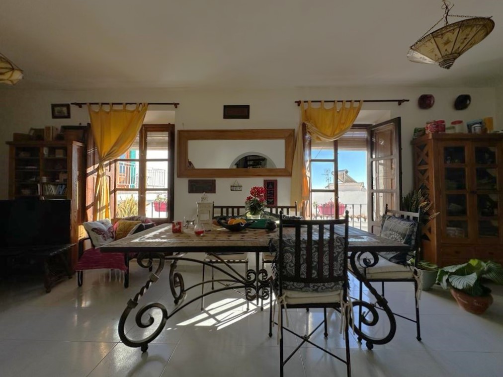 Spacious house with project for sale in the old town of Salobrena