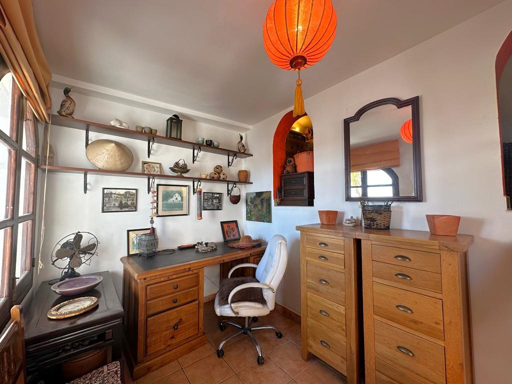 Spacious house with project for sale in the old town of Salobrena