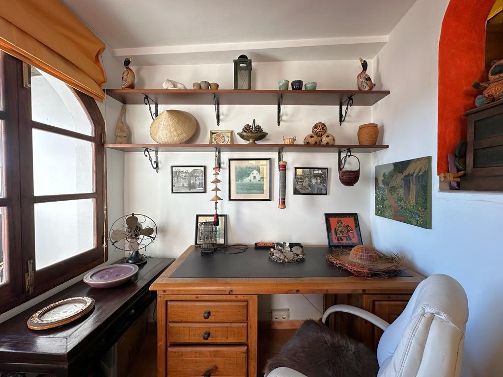 Spacious house with project for sale in the old town of Salobrena