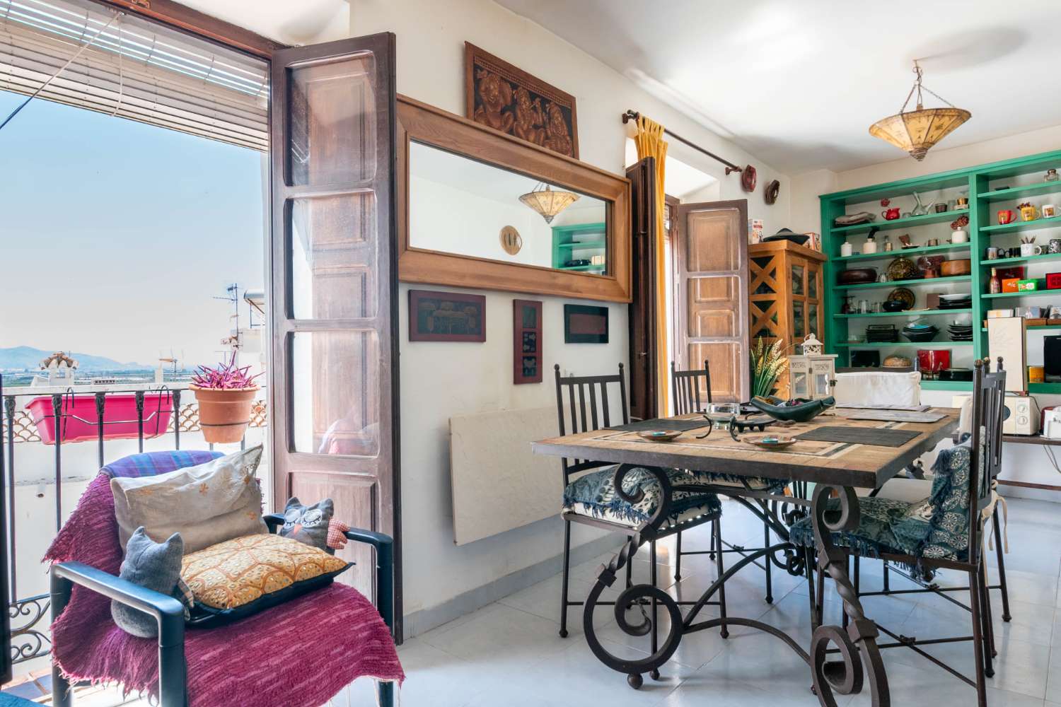 Maison spacieuse avec projet à vendre dans la vieille ville de Salobrena.
