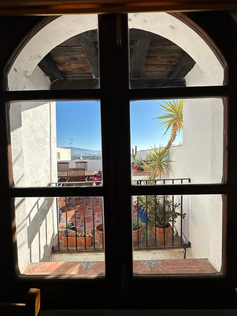 Spacious house with project for sale in the old town of Salobrena