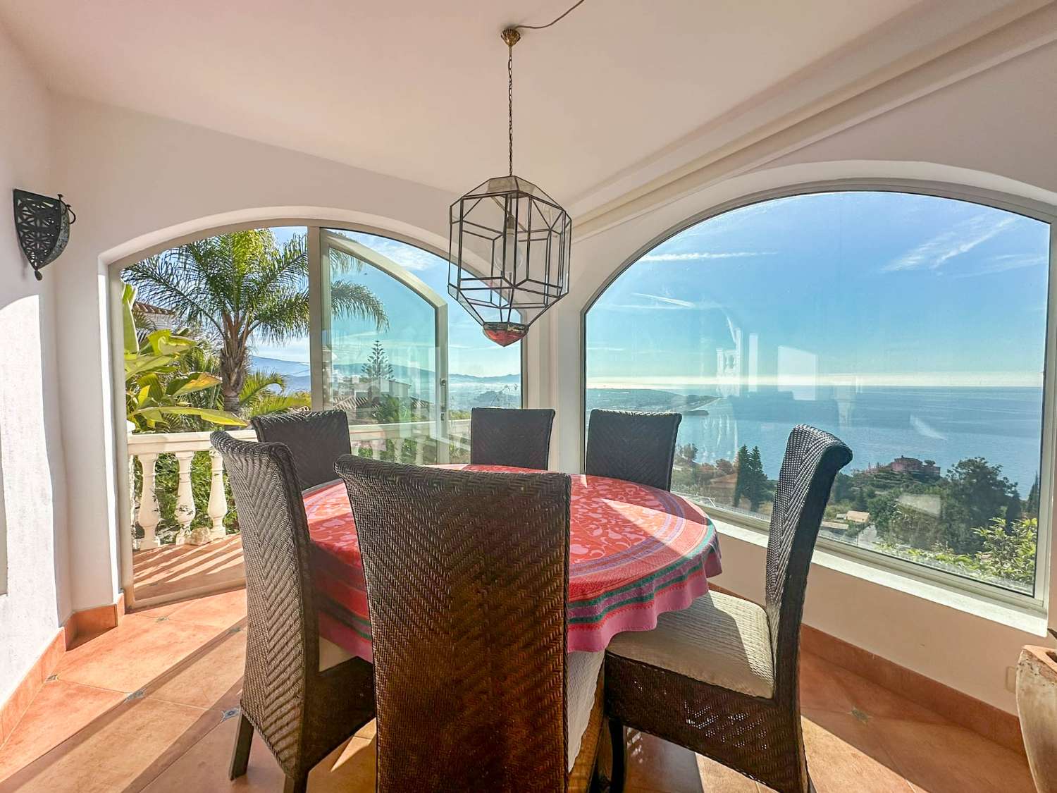 Prachtige villa met uitzicht op zee te koop