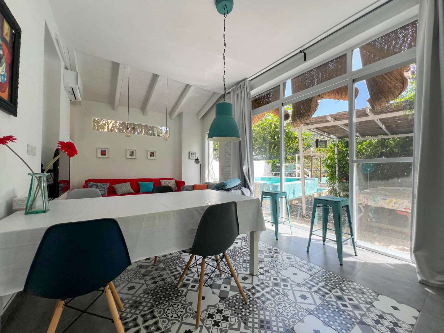 Spectaculair huis met tuin en zwembad te koop