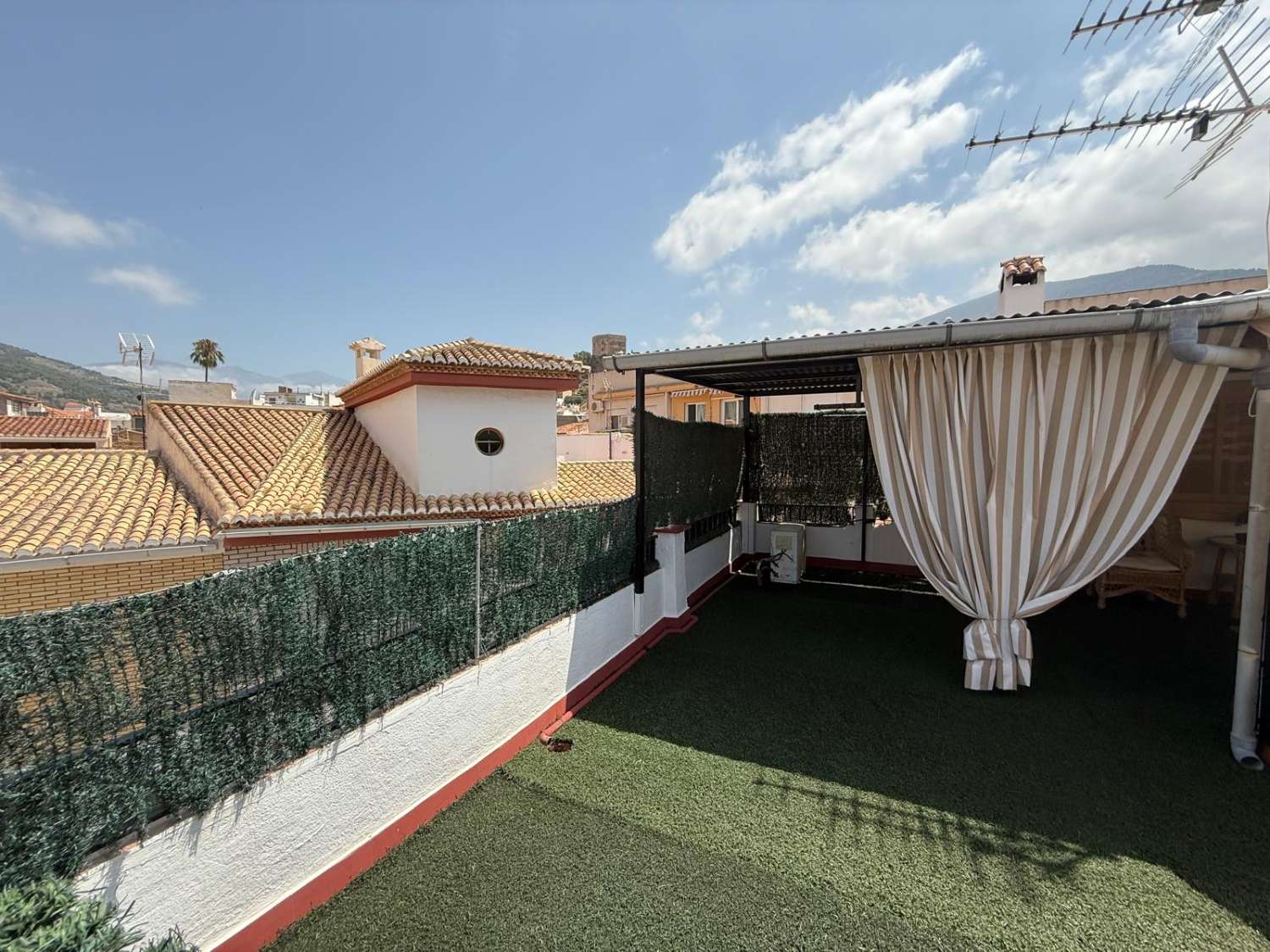 Casa con amplia terraza en venta en Vélez de Benaudalla