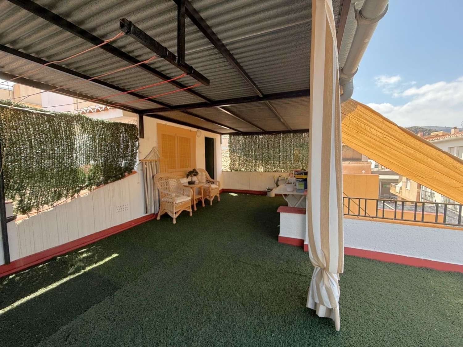 Casa con amplia terraza en venta en Vélez de Benaudalla