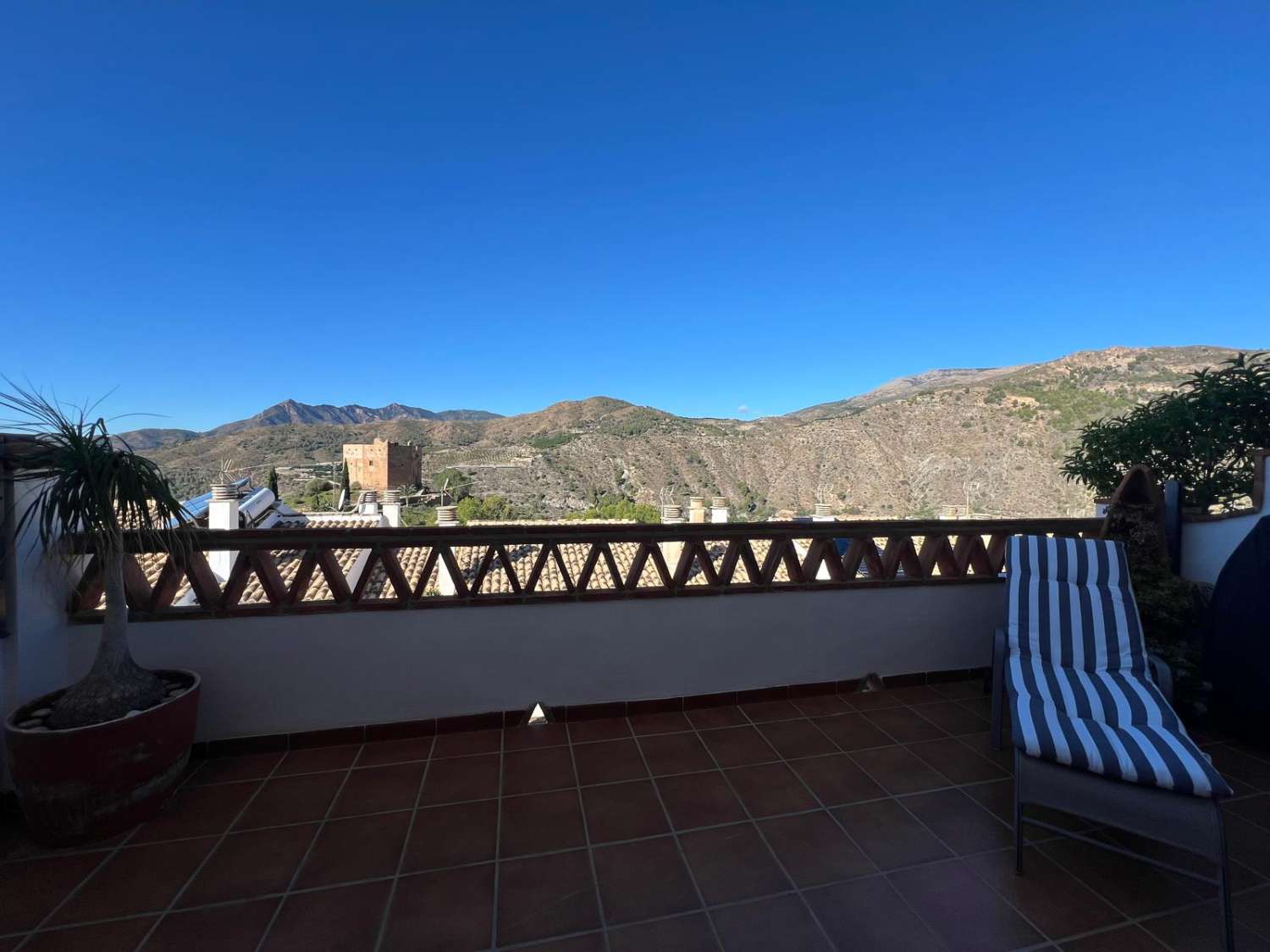 House for sale with mountain views in Velez de Benaudalla
