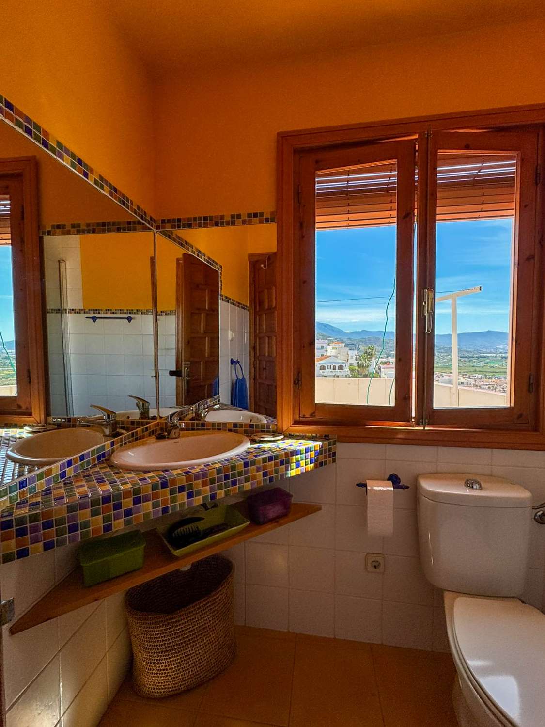 Amplia y luminosa casa en venta en Salobreña