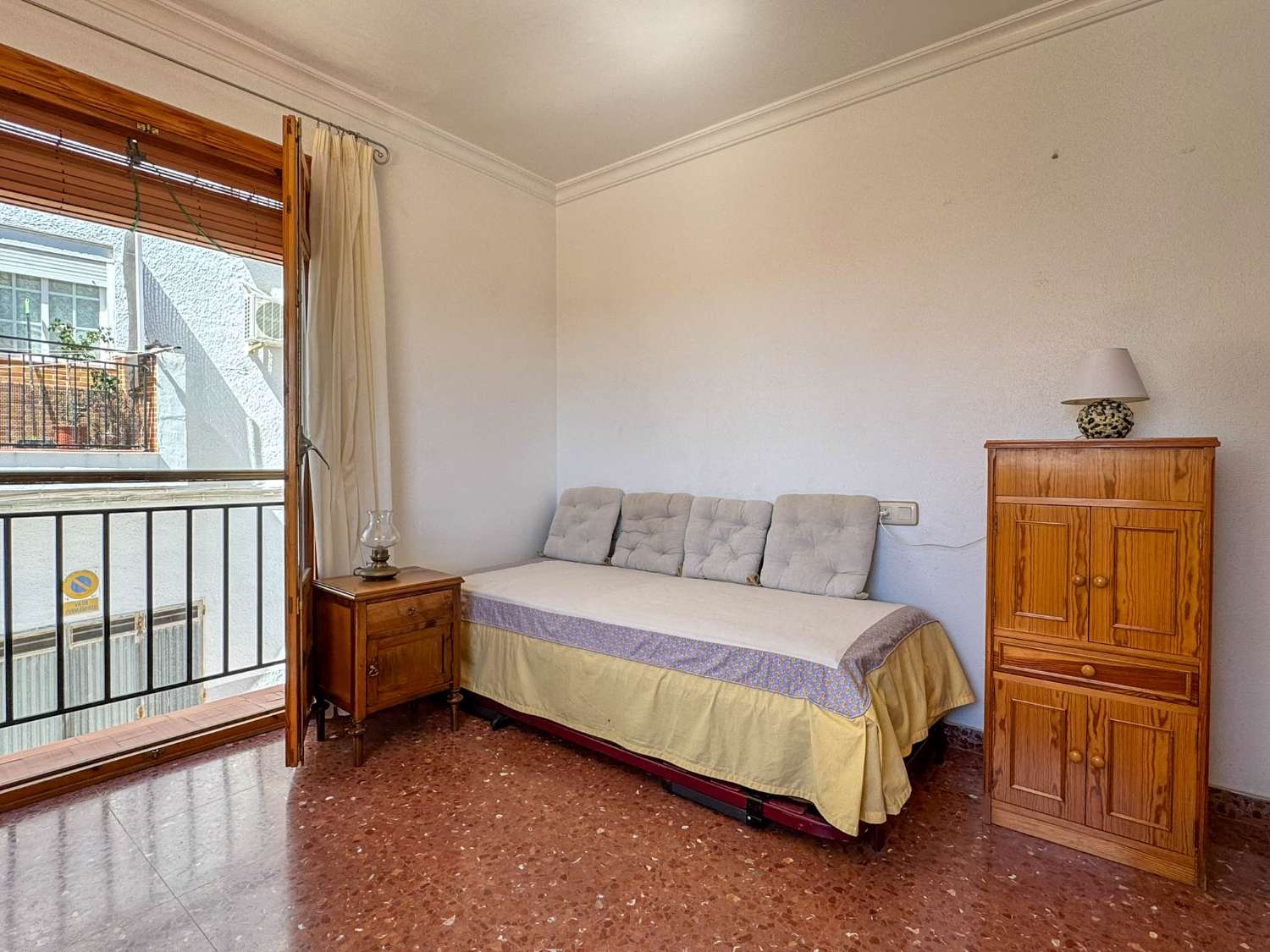 Amplia y luminosa casa en venta en Salobreña