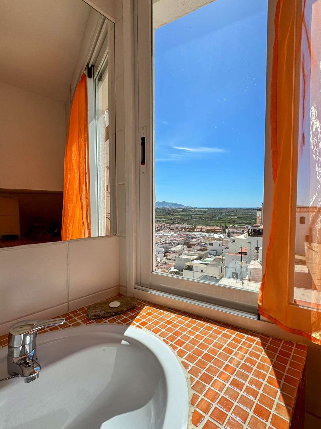 Amplia y luminosa casa en venta en Salobreña