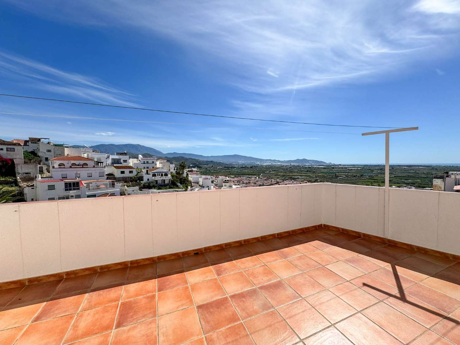 Amplia y luminosa casa en venta en Salobreña