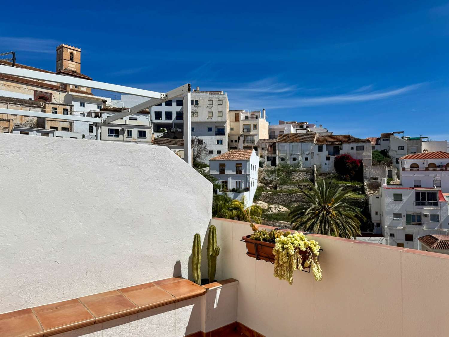 Amplia y luminosa casa en venta en Salobreña